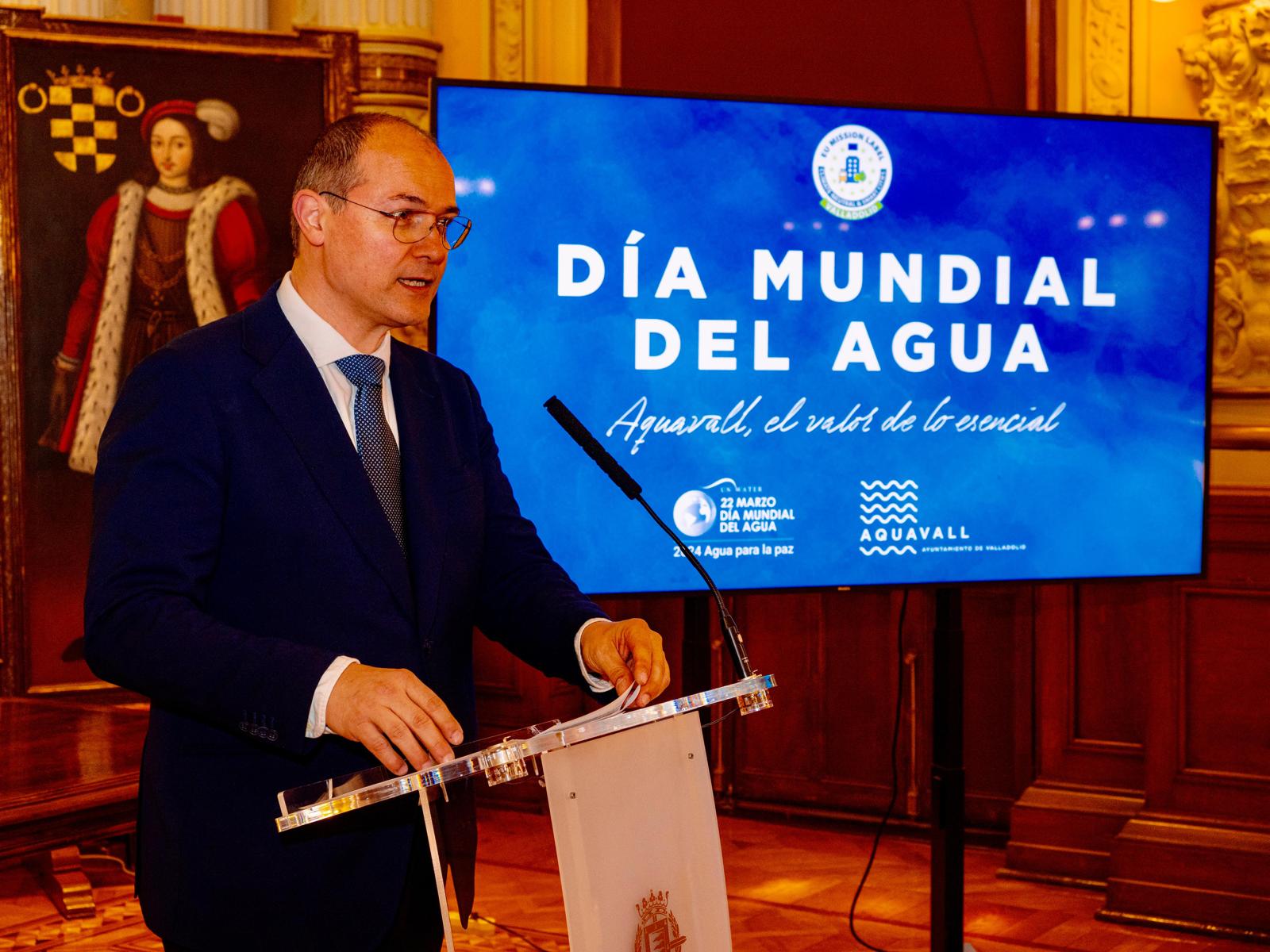 El concejal de Medio Ambiente, Alejandro García Pellitero, presenta las actividades del Día Mundial del Agua en Valladolid.