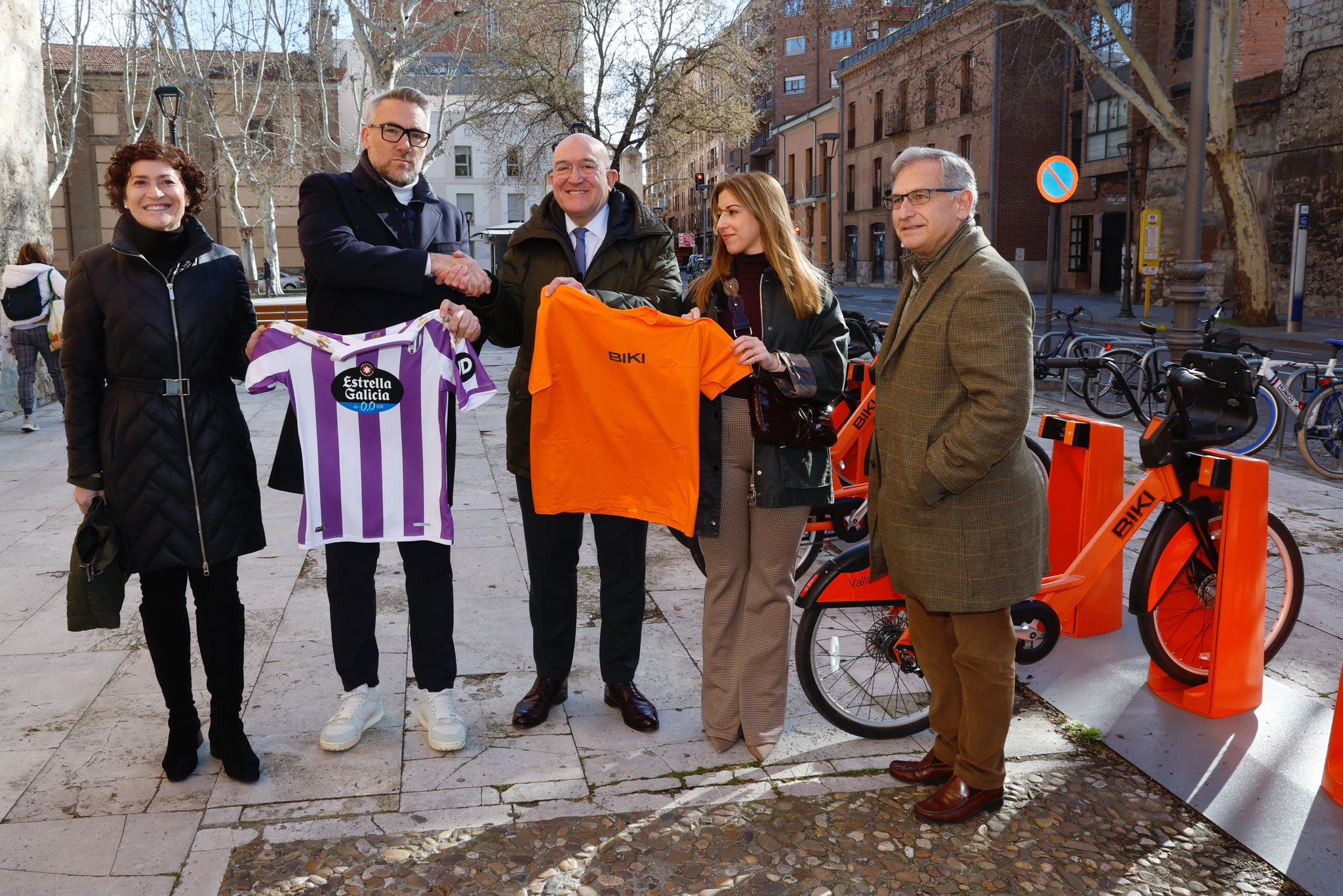 El alcalde, Jesús Julio Carnero, y el director del Área Corporativa del Real Valladolid, Jorge Santiago, intercambian camisetas de BIKI y Real Valladolid.