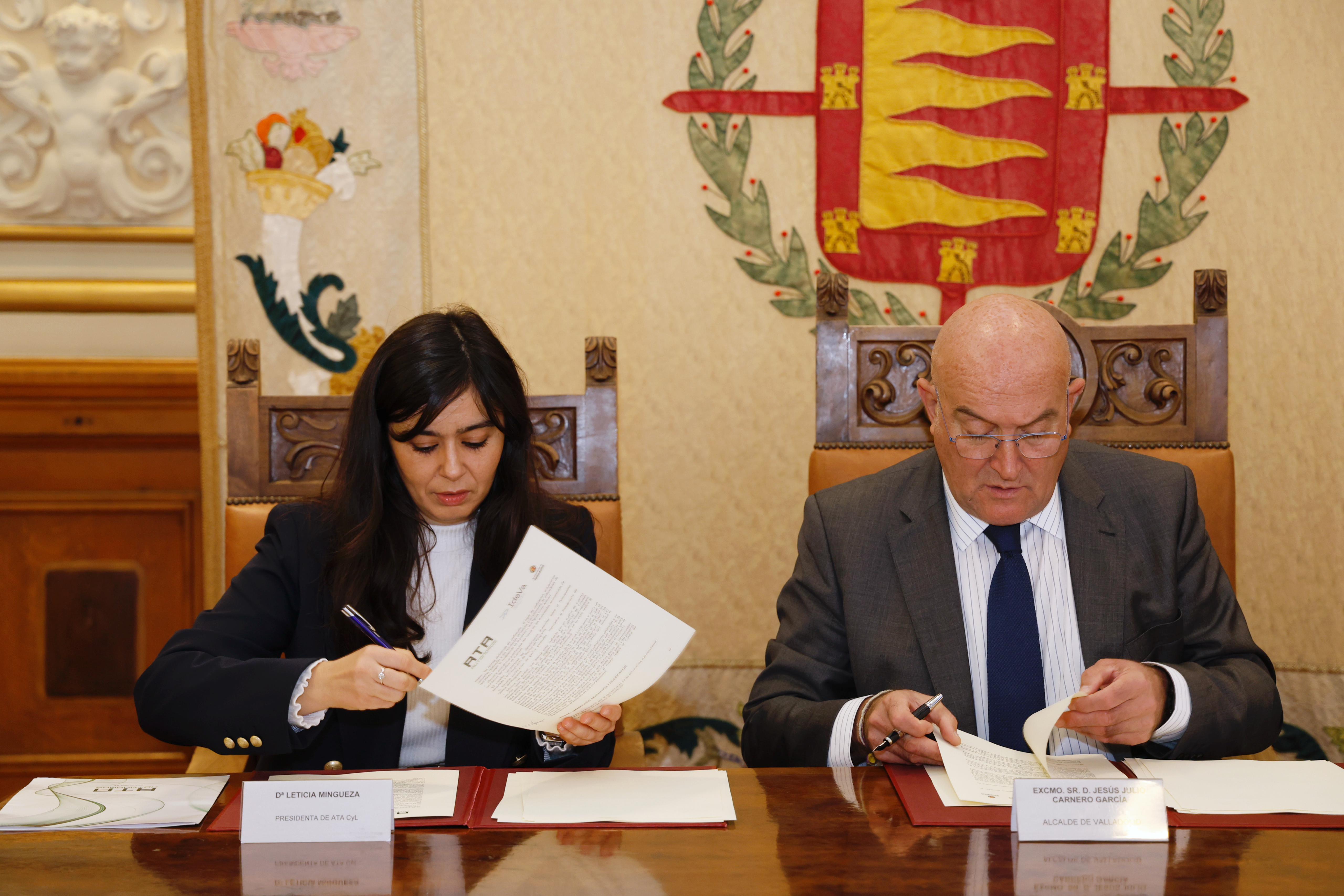 Firma de convenio del Ayuntamiento de Valladolid con la Asociación ATA.