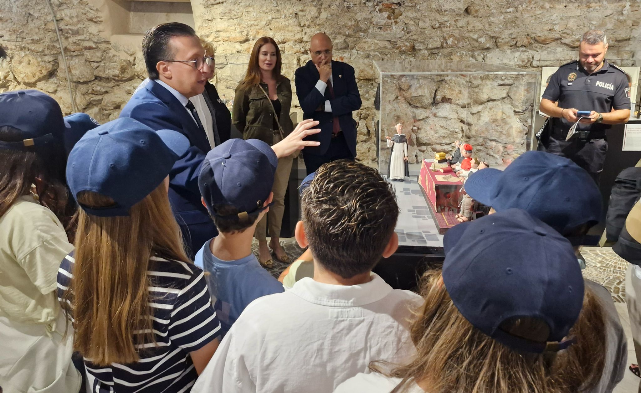 Jóvenes visitan la exposición Plastihistoria de Valladolid