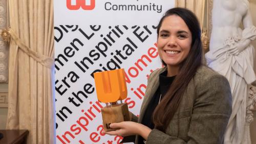 Silvia Tomillo con el galardón UUPRIZE 2025 en la categoría de Sostenibilidad.