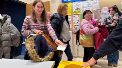 Personas depositan papeletas con los Retos a la salida de la actuación de Fran El Chavo en el Centro Cívico de la Rondilla.