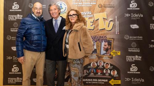 Photocall entrada Teatro Calderón. Jesús Álvarez con equipo de Desafío Solidario.