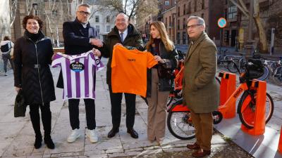 El alcalde, Jesús Julio Carnero, y el director del Área Corporativa del Real Valladolid, Jorge Santiago, intercambian camisetas de BIKI y Real Valladolid.