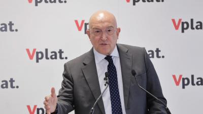 El alcalde de Valladolid, Jesús Julio Carnero, visita el centro VPLAT de Vodafone España en Valladolid.