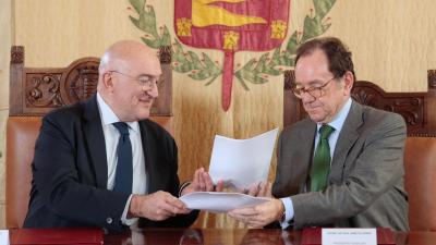 El alcalde de Valladolid, Jesús Julio Carnero, y el presidente de la Fundación Iberdrola España, Jaime Alfonsín, firman un convenio de colaboración para dotar de una nueva iluminación ornamental exterior a la Casa Consistorial