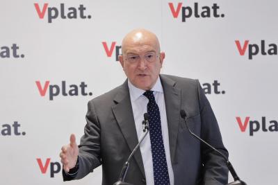 El alcalde de Valladolid, Jesús Julio Carnero, visita el centro VPLAT de Vodafone España en Valladolid.