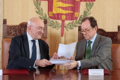 El alcalde de Valladolid, Jesús Julio Carnero, y el presidente de la Fundación Iberdrola España, Jaime Alfonsín, firman un convenio de colaboración para dotar de una nueva iluminación ornamental exterior a la Casa Consistorial