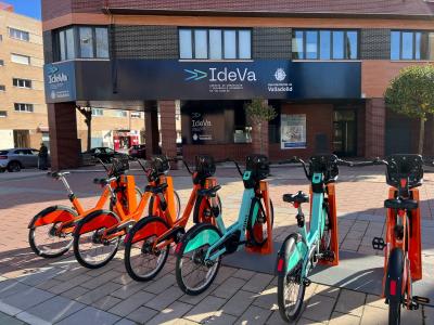 Estación de BIKI ante la sede de IdeVa