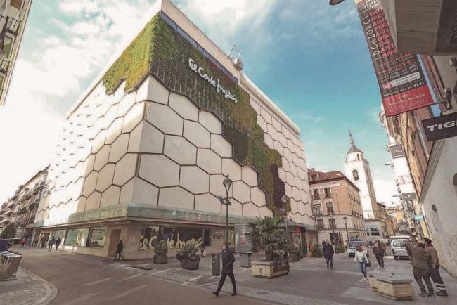 Fachada verde de El Corte Inglés Valladolid. Jardín Vertical UGU